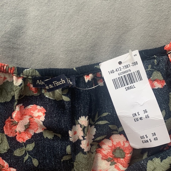 Floral abercrombie and fitch, crop top, size small - Picture 3 of 3